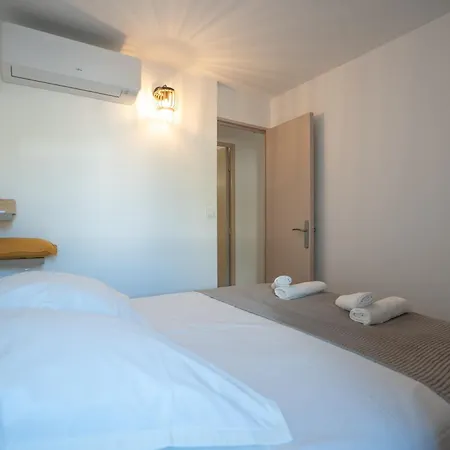 Le Ponton Prive Yourhosthelper * 르그로뒤후아